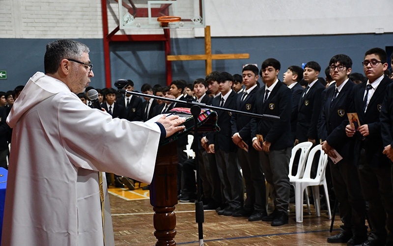 Estudiantes de 1° medio participaron en bendición y entrega de insignias