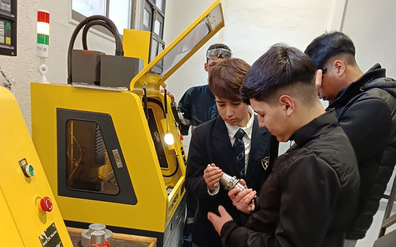 Estudiantes de 2° medio conocieron laboratorios de Mecánica Industrial