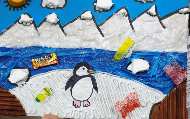 Estudiantes crean esculturas y pinturas con materiales reciclados