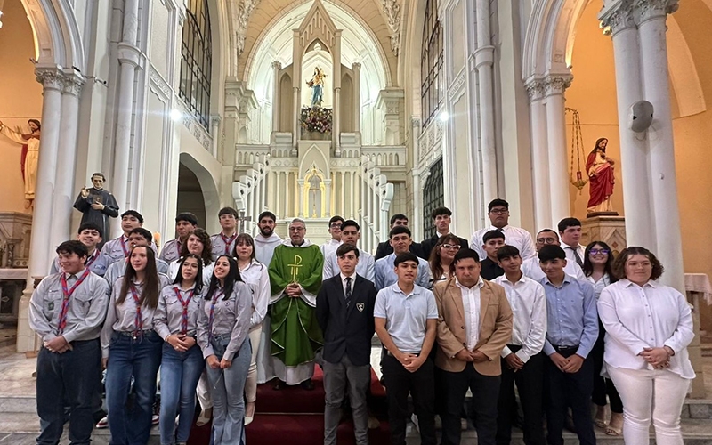 J&oacute;venes viven con alegr&iacute;a su Primera Comuni&oacute;n en el camino hacia la Confirmaci&oacute;n