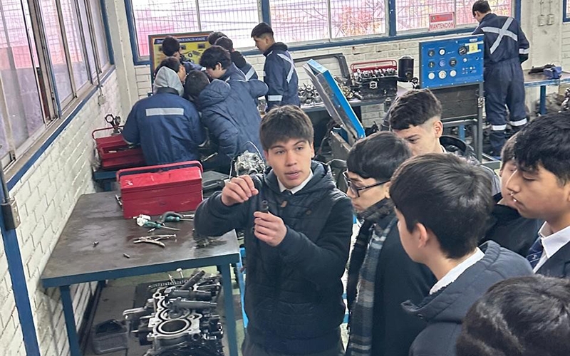 Estudiantes de 1° y 2° medios visitaron Laboratorios de Mecánica Automotriz