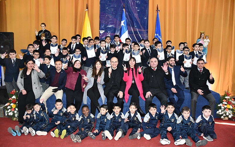 Estudiantes de Parvularia y Básica recibieron reconocimientos