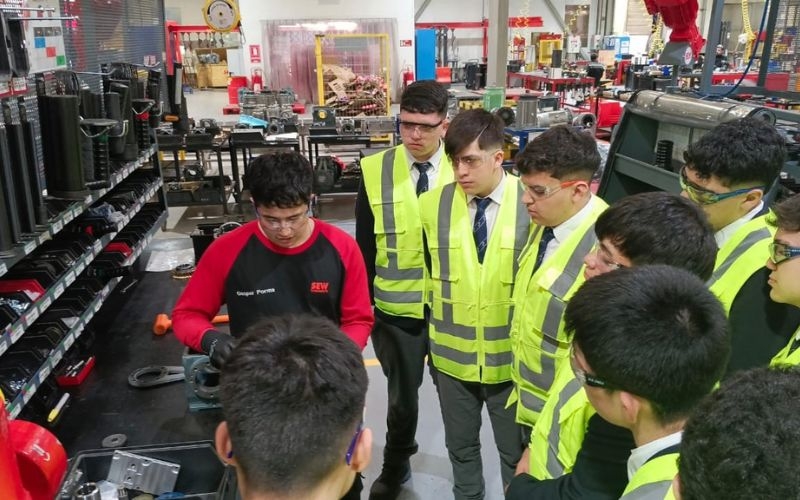 Estudiantes de Electricidad visitaron SEW-EURODRIVE