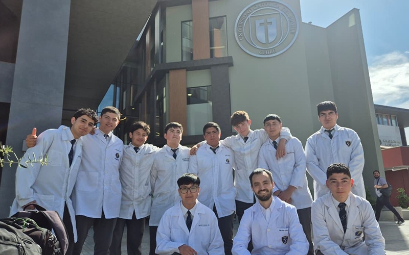 Estudiantes aprenden más de Ciencia en laboratorios de la UCM
