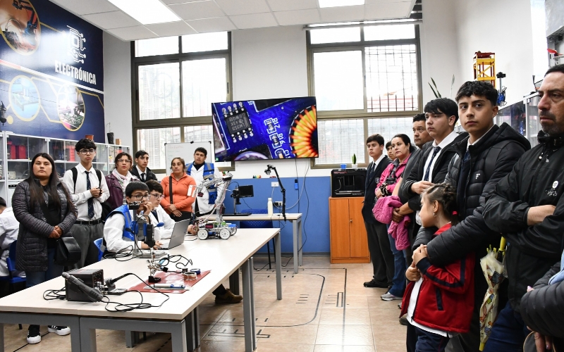 Apoderados de 2° medios recorrieron laboratorios de Especialidades