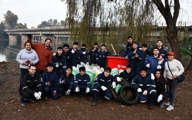 Estudiantes lideran jornada de limpieza en ribera del Río Claro