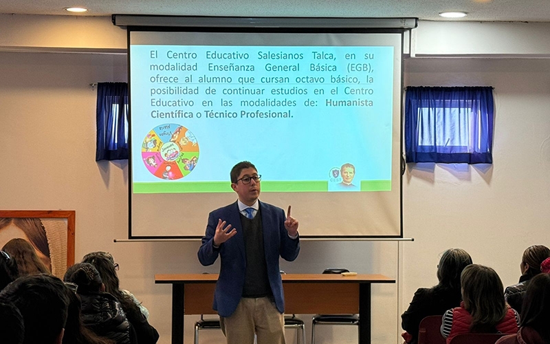 Charla informativa orient&oacute; a apoderados de 8&deg; b&aacute;sico sobre continuidad de estudios