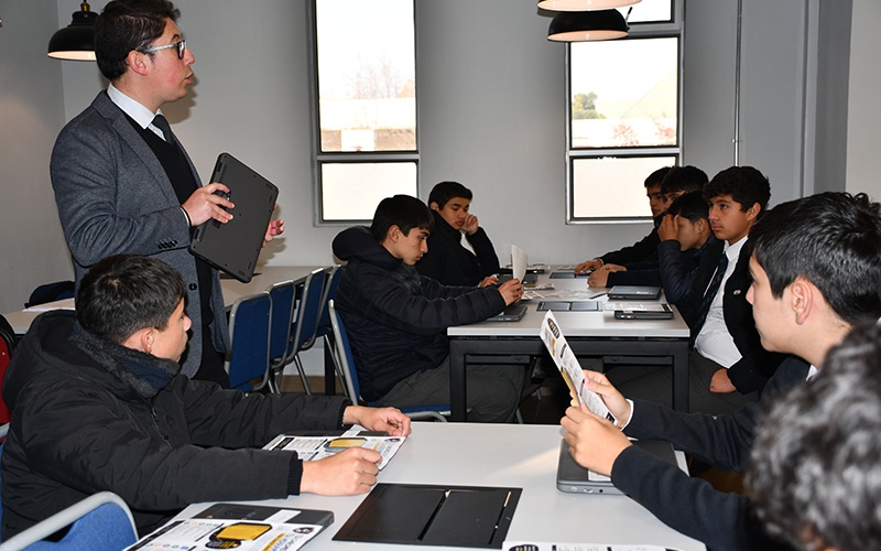 CEST impulsa aprendizaje digital con entrega de Chromebook