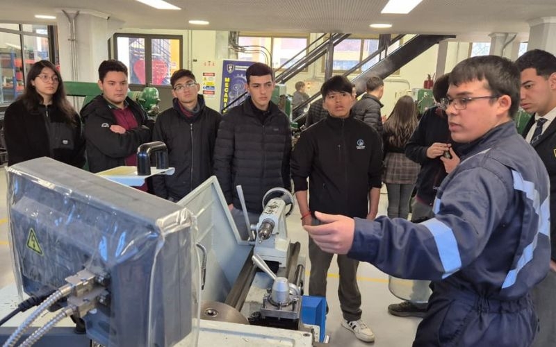 Estudiantes del Complejo Educacional de Pencahue visitaron el CEST